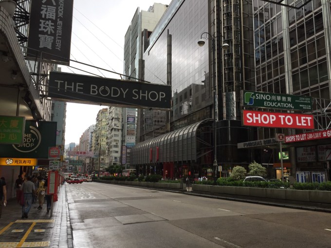 --> 從轉機到在香港游玩,都是在Booking上訂的。 香港: 香港住宿很貴,而且房間是出了名的小,1000港幣一晚以下的算是便宜的。我的標準是干凈、交通方便和便宜。干凈不用多說,交通方便太重要了,主要是離海港城近,要不然拎著一堆東西在大街小巷穿梭,在地鐵里上上下下,想想就很恐怖。后來證實這真的是太明智了 于是選在尖沙咀,看中了一家叫超級客棧的旅館。 超級客棧(Super Inn)雖然不是什么大酒店,只是青旅性質的旅館,但Booking上的評分超級高,住客評價集中在干凈、服務態度極好和交通便利上。價