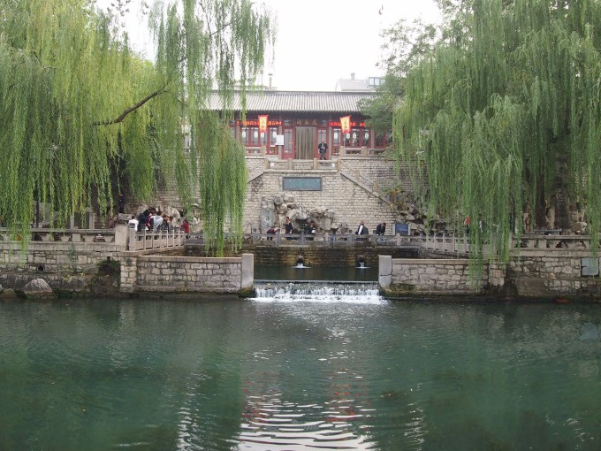 第五站:泉城广场。 注: 1、济南市区的景点比较集中,一不小心就走到了。 2、在路上,你可以看见政府工程--便民饮水点。和出租车司机聊天,这是直饮水,且均为泉水,看来咱这矿泉水钱省了。 3、广场旁有个科技馆,想看的话,早点去,凭身份证领票进场,免费参观。 4、广场在固定时间会举行音乐喷泉表演,白天和晚上都有,我是看的晚上8点那场,整个过程约半小时。