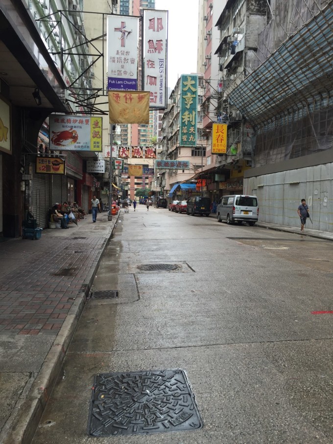 --> 從轉機到在香港游玩,都是在Booking上訂的。 香港: 香港住宿很貴,而且房間是出了名的小,1000港幣一晚以下的算是便宜的。我的標準是干凈、交通方便和便宜。干凈不用多說,交通方便太重要了,主要是離海港城近,要不然拎著一堆東西在大街小巷穿梭,在地鐵里上上下下,想想就很恐怖。后來證實這真的是太明智了 于是選在尖沙咀,看中了一家叫超級客棧的旅館。 超級客棧(Super Inn)雖然不是什么大酒店,只是青旅性質的旅館,但Booking上的評分超級高,住客評價集中在干凈、服務態度極好和交通便利上。價