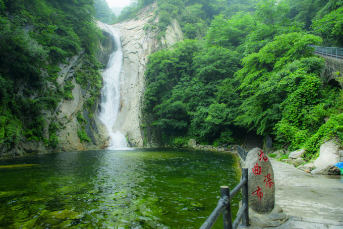 上午9点出发,大约11点左右到达尧山风景区。这是尧山风景区的导游图,根据每位游客的时间和爱好不同推荐的有5条登山路线。我选择的是景交往返+迎枫索道上行+尧山滑道+石人索道下+电车,主要景点都在这条线路上。