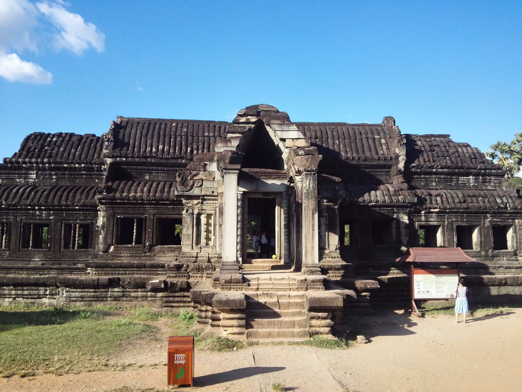 吴哥寺(angkor wat)  又叫小吴哥,被称作柬埔寨国宝,印在柬埔寨国旗