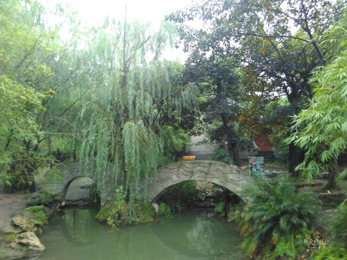 重庆,对我来说,是一个陌生的地方,只听说过那里的火锅,那里的妹子,那里的天气~~ 可是一场义工的打工换宿,将我带到了那里,带着犹豫,带着期待,抵达了这座留给我美好回忆的城市。 虽说是一篇游记,但主要是介绍重庆的各个可玩的地方的概况,门票,公交等等,因为我在重庆呆了一个多月,所以是不定时出去玩~~~ 既然是打工换宿的义工活动,那在这里就不得不提我所在的客栈,重庆登巴连锁客栈。 登巴在全国有40多家分店,每个月各个店都会招义工去打工换宿,如果有意向的童鞋们,可以到贴吧、豆瓣等地方找联系方式哈~~~ 在重庆的一