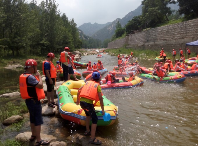 今天按计划是跟旅行团去鲁山参加尧山峡谷漂流。海涛和班长有皇命在身,一早就乘车返回工作岗位,其他同学也各有各事,今天计划是去8个人。早上亚峰同学因为酒还未醒,起不来,在酒店醒酒,所以只去了7个人(5个大人2个小孩)。 尧山峡谷漂流位于河南省鲁山县尧山镇,紧邻国家5A级景区----尧山,距离洛阳大约3小时车程。漂流河道全长9公里,落差150米,河道时宽时窄,最宽处达85米,最窄处只有5米,既有急流险滩,又有平湖深潭。尧山大峡谷漂流总结以往漂流的经验教训后,着重考虑了游客体验,不但惊险刺激,而且安全无忧,河道
