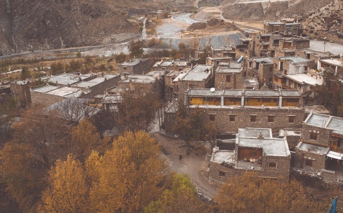 我可能不会游遍世界得每一个美丽的地方,但我尽量确保每一次的旅行对我来讲是一种经历而不是浏览。我用我的眼去观察世界,我用我的心去感受世界,我用我的镜头去影像世界,带着家人和朋友去旅行,仅此而已。 对我来说,旅行的意义再简单不过-----在地图上的某一个坐标点,留下脚印,然后慢慢回忆和品味;旅行,就是体验不同的人文地貌,感受那里别样的生活方式,注视着世间万物态丰富多彩的生命状态。 惟愿我们,都在这个广褒世界,留下属于自己的生命印迹 为了游记内容更丰富,让大家有更好的阅读体验!本游记将从摄影技巧人文地理旅