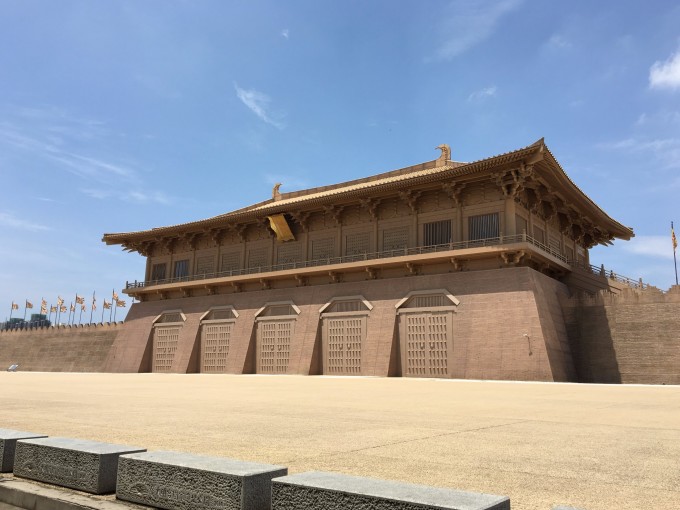 Day4: 7月24日@西安--秦始皇兵马俑和华清宫一日游 兵马俑和华清宫的一日游我们选择了跟团。一早,旅游公司派大巴来住处接我们,我们顺利地前往2地。 第一站:华清宫 唐华清宫,由原华清池景区和骊山景区组成,是唐代封建帝王游幸的别宫。后也称华清池,位于陕西省西安市临潼区。背山面渭,倚骊峰山势而筑,规模宏大,建筑壮丽,楼台馆殿,遍布骊山上下。初名汤泉宫,后改名温泉宫。唐玄宗更华清宫,因在骊山,又叫骊山宫,亦称骊宫、绣岭宫。华清宫始建于唐初,鼎盛于唐玄宗执政以后。唐玄宗悉心经营建起如此宏大的离宫,他几