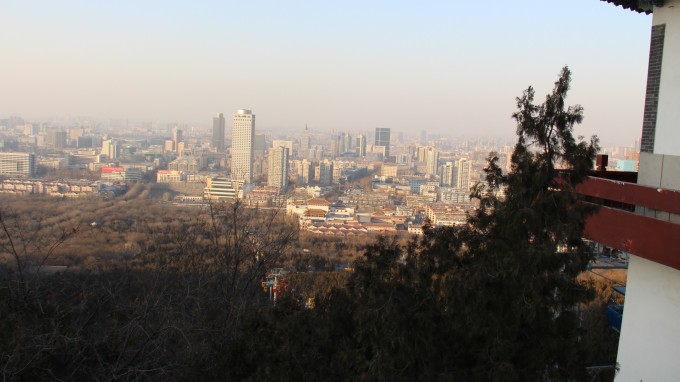 诸城)五州,以屏藩东方。然而这位李祐,无才无德而又野心勃勃,在齐州不务政事,不遵法度,嗜好游猎玩乐,喜欢结交奸邪之人。他是太宗的妃子所生,在兄弟中地位不高,本应低调图安,但他却不甘寂寞,在齐州招揽敢死队,蠢蠢欲动。贞观十七年(643),李祐利令智昏,竟然坐镇齐州举兵反叛,征召辖区内年满十五岁以上的男子入伍。齐州吏民厌战思定,感念太宗的恩威,因此对李祐蚍蜉撼树的愚蠢举动极为反感,纷纷出逃。齐王府的士兵深明大义,不但不支持李祐,反而群起围攻李祐。结果朝廷的军队还没到达,李祐就被生擒活捉,押往京师。太宗将其赐死