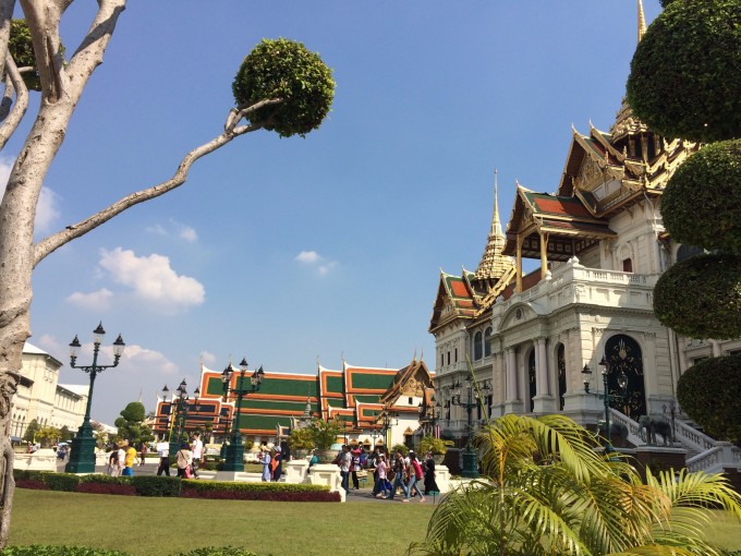 --> 第一天感受到泰国的暴晒,又闷又蒸,街道上全是中国游人。在泰国,不用说英语泰语就可以自由行走,中国人太多同时泰国华人也多,环境并不陌生。大皇宫里至今三公主依然居住,但一般并不会碰见,每天都如此熙攘嘈杂,皇室公主即使居住也不会在这片游人聚集的地方。里面绿茵茵的一片,衬着金光闪闪的建筑和晴朗的蓝天,色彩十分好看。玉佛寺和大皇宫就连在一起,玉佛寺相对更加嘈杂,布满游人尤其是中国游客。处处皆是美景,脱了鞋进了一座殿里看了看,两个和尚坐在前面打坐诵经,若你虔诚也可以拜一拜佛像,心无杂念的坐一会。围着外面的走